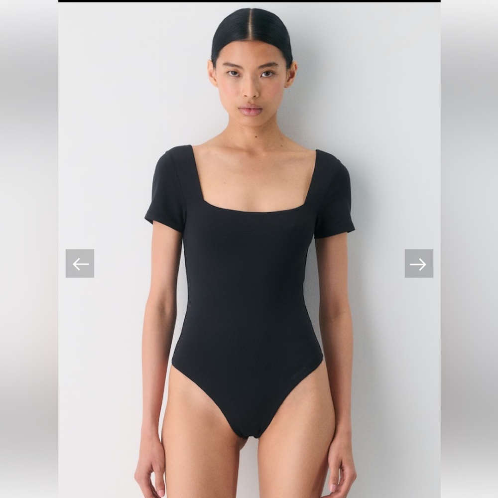 Aritzia Original Contour Squareneck Bodysuit

NWOT (never worn)